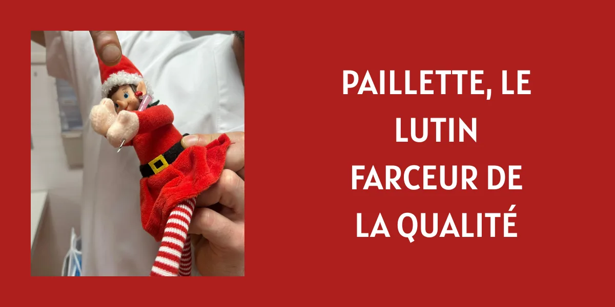 Visuel sur fond rouge : petit lutin en tenue rouge à bonnet, tenu à la main par une personne en blouse blanche